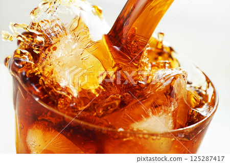 冰咖啡被大力倒入玻璃杯中，濺起水花 125287417