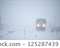 一輛當地火車在暴風雪中行駛 125287439