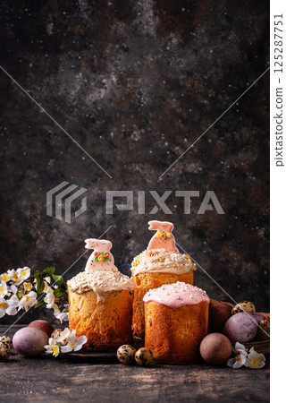 Traditional Easter cake kulich and eggs 125287751