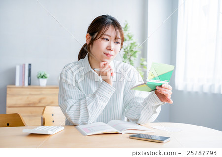 拿著家庭帳簿的婦女 125287793