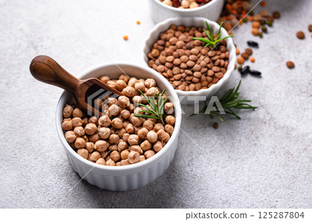 Beans, lentils, soybean, pea and chickpea 125287804