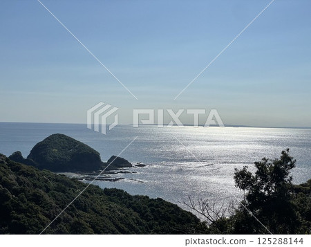 An island floating in the sea 125288144