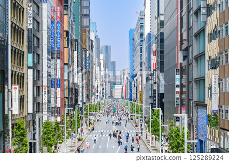 Tokyo_Ginza Chuo Street Scenery 125289224