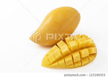 Flower-cut Thai mango 125289353