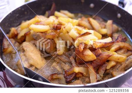 Chicken in Sauce with Fried Potatoes 125289356