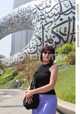Vacation memory - woman near beautiful popular place Dubai 125289704