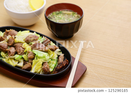 豬橫膈膜牛排炒高麗菜套餐 125290185