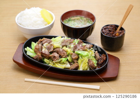Pork skirt steak stir-fried with cabbage set meal 125290186