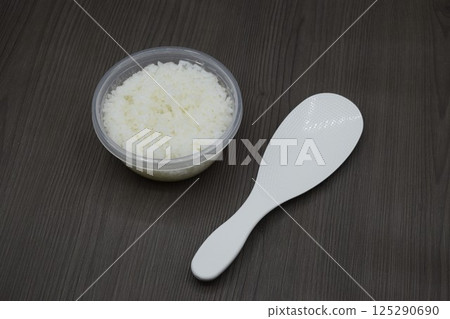 飯匙和白飯放在儲存容器裡 125290690