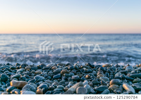 日落時的礫石海灘景觀 日落時的礫石海灘景觀 125290784