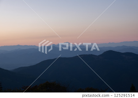 黃昏時分的連綿山（水平位置） - 日本埼玉縣比企郡常川町 125291514