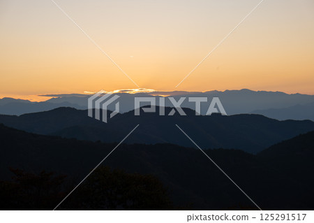 日落和山脈（水平位置） - 日本埼玉縣比企郡都岐川町 125291517