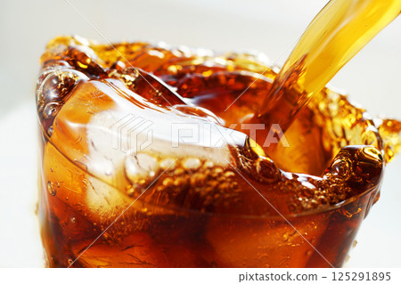 冰咖啡被大力倒入玻璃杯中 125291895