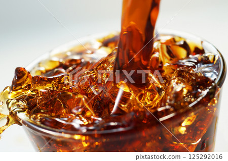 冰咖啡被大力倒入玻璃杯中 125292016