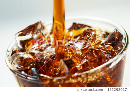 冰咖啡被大力倒入玻璃杯中 125292017