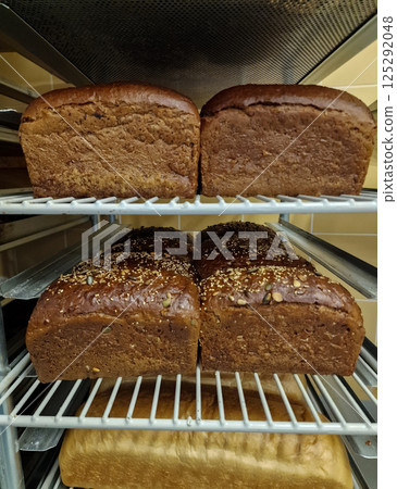 Freshly baked bread on trolley in bakery Freshly baked bread on trolley in bakery 125292048