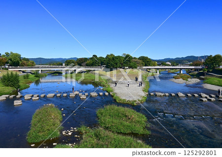 Stepping stones along the Kamo River Delta in Shimogamo, Kyoto City on a clear autumn day 125292801