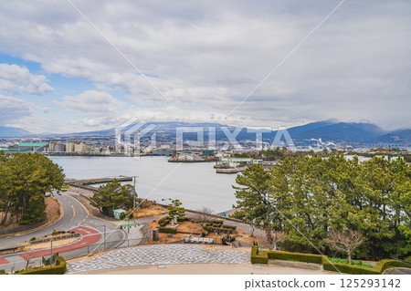 從富士市富士之國田子浦港公園的富士山龍塔眺望（靜岡縣） 125293142