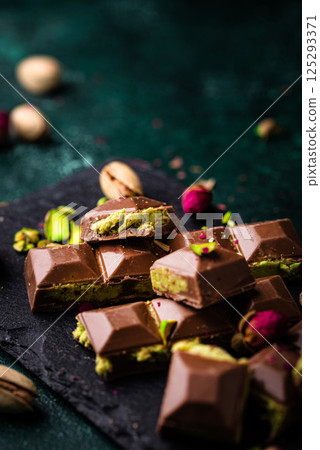 Dubai chocolate with kadayif pistachio filling 125293371