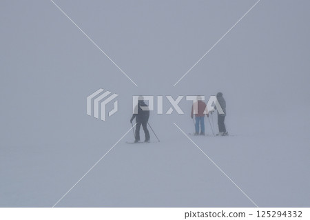 Skiers in a whiteout, Yamagata 125294332