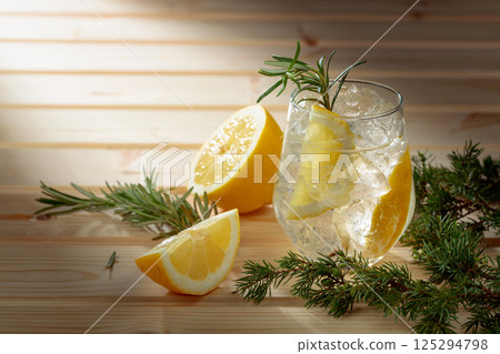 Gin and tonic cocktail with crushed ice and lemon slices. 125294798