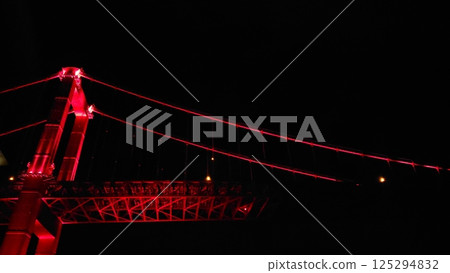 一座被深紅光照亮的橋消失在黑夜中 125294832