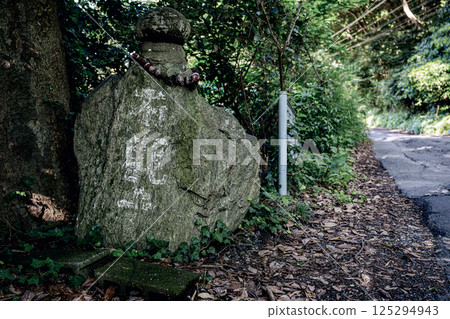 Mysterious stones and green scenery at Anamori Inari Shrine 125294943