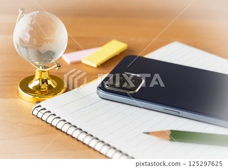 全球智能手機、地球儀和書寫用具在線課程 125297625