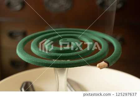 燃燒蚊香，夏季傳統，漩渦，驅蟲劑，夏季 125297637