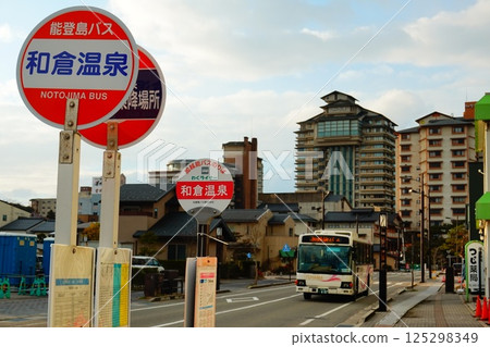 The "Wakuliner" express bus bound for Takaoka runs through Wakura Onsen town. 125298349