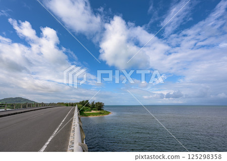 A spectacular view of the blue sea and sky from Nagura Bridge on Ishigaki Island 125298358