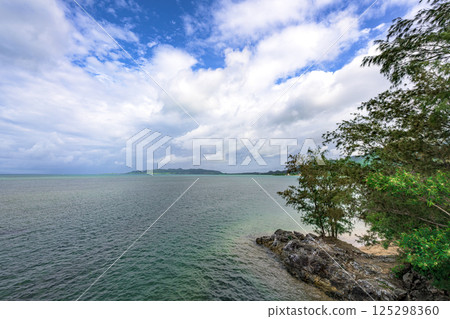 A spectacular spot with clear waters and blue skies on Ishigaki Island 125298360