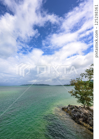 The clear blue sea and lush greenery of Ishigaki Island's coastline The clear blue sea and lush greenery of Ishigaki Island's coastline 125298361