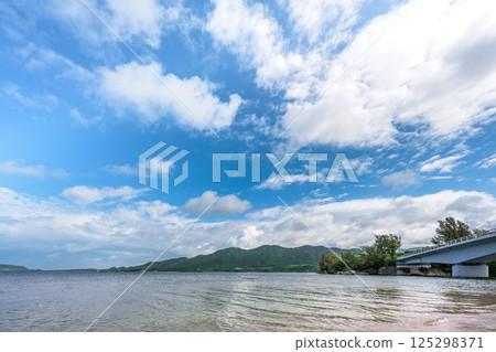 石垣島寧靜的海岸景色，俯瞰名倉大橋 125298371