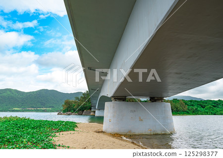 從下方俯瞰石垣島名倉大橋，令人心曠神怡 125298377