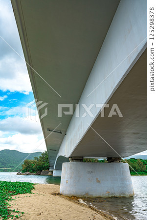 從下方俯瞰石垣島名倉大橋,令人心曠神怡 從下方俯瞰石垣島名倉大橋,令人心曠神怡 125298378