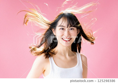 一名身穿白色背心、身穿粉紅色 一名身穿白色背心、身穿粉紅色 125298386