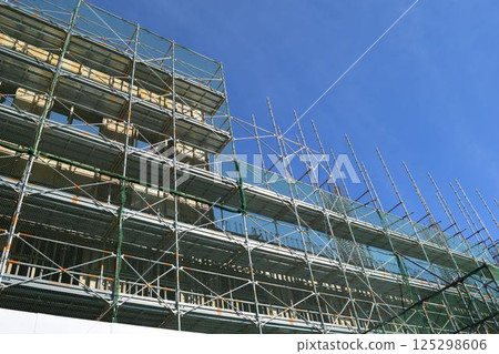 在工地安裝的腳手架 在工地安裝的腳手架 125298606