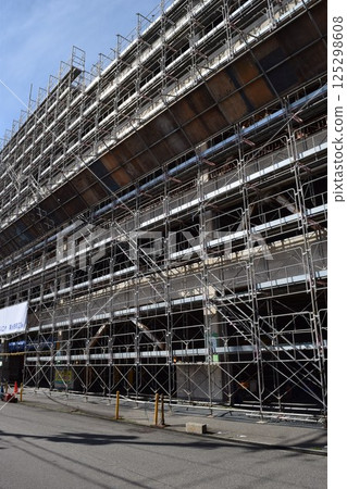 在工地安裝的腳手架 在工地安裝的腳手架 125298608