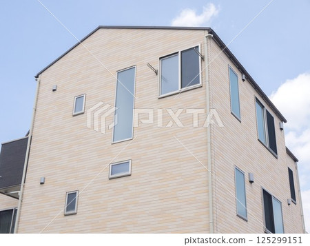 Zero-eaves roof　 125299151