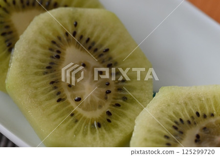 Kiwi fruit is characterized by its refreshing sourness and beautiful green flesh. 125299720