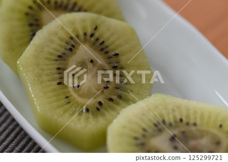 Kiwi fruit is characterized by its refreshing sourness and beautiful green flesh. 125299721