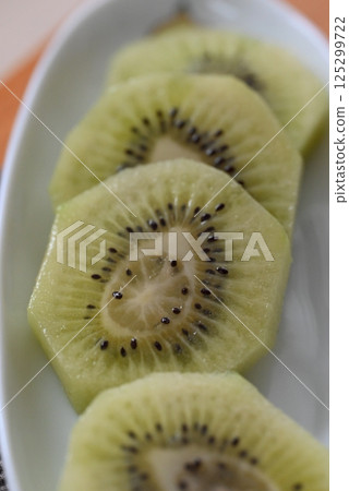 Kiwi fruit is characterized by its refreshing sourness and beautiful green flesh. 125299722