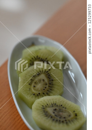 Kiwi fruit is characterized by its refreshing sourness and beautiful green flesh. 125299733
