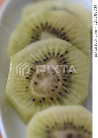 Kiwi fruit is characterized by its refreshing sourness and beautiful green flesh. 125299734