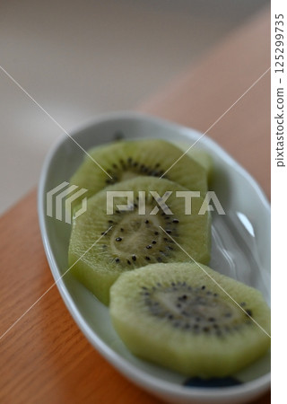 Kiwi fruit is characterized by its refreshing sourness and beautiful green flesh. 125299735