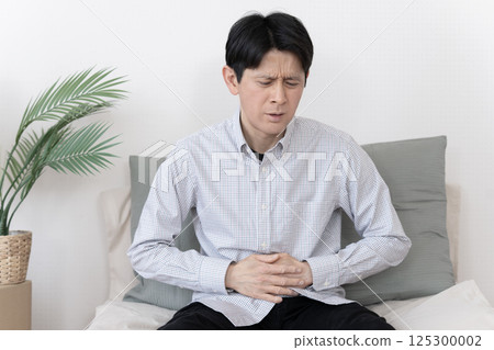 Man with stomach ache, stomach ache, gastroenteritis, diarrhea, constipation 125300002