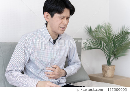 胃痛、胃痛、胃腸炎、腹瀉、便秘的男人 125300003