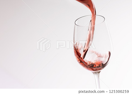 酒倒入一杯 125300259