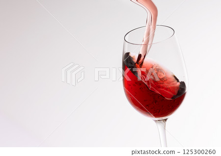 酒倒入一杯 125300260